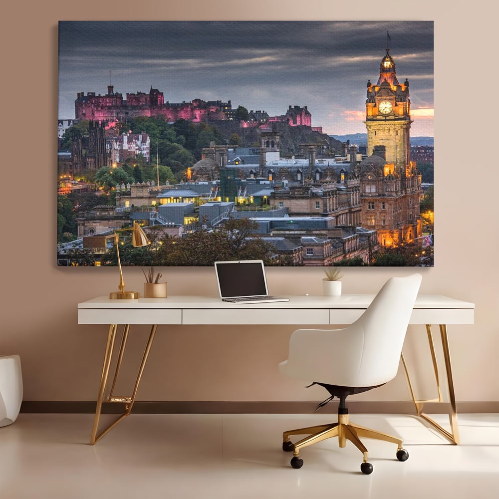 Tablou canvas cu tablou canvas cu peisaj urban din scotia la amurg, fara rama, pe sasiu de lemn, pe perete intr-un birou